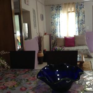 una sala de estar con un tazón azul sobre una mesa en Η en Volos