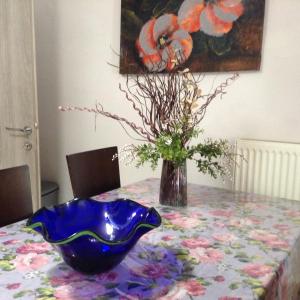 un tazón azul sentado en una mesa con un jarrón en Η en Volos