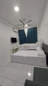 En eller flere senge i et værelse på KAMI HOLIDAY HOME with SWIMMING POOL