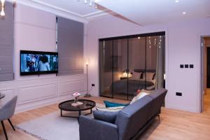 a living room with a couch and a tv at Luxurious stunning 2bedroom apartment in Manchester