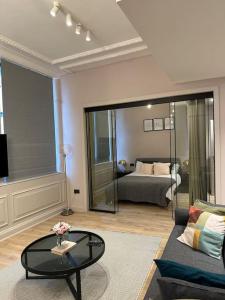 salon z łóżkiem i szklanym stołem w obiekcie Luxurious stunning 2bedroom apartment w Manchesterze