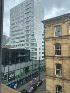 a view of a city street with a tall building at Luxurious stunning 2bedroom apartment in Manchester