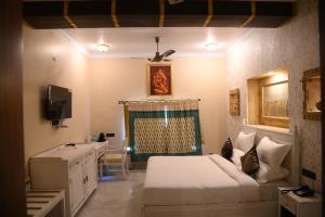 Tempat tidur dalam kamar di K D PALACE - Heritage Hotel On Fort