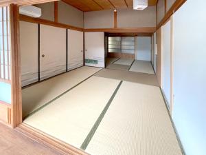 une pièce vide avec une grande pièce dans l'établissement Yananose house, 