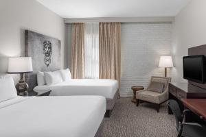 Кровать или кровати в номере Astor Crowne Plaza, Corner of Canal and Bourbon