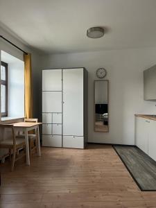een keuken met een tafel en een witte kast bij City Appartement B - Zur ewigen Lampe dritte Etage in ein Historisches Denkmalschutz mit Garage in Brühl