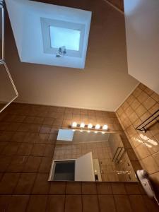 una cucina con lavandino e una finestra sul soffitto di City Appartement B - Zur ewigen Lampe dritte Etage in ein Historisches Denkmalschutz mit Garage a Brühl