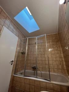 ein Bad mit einer Dusche und einer Badewanne mit einem Fenster in der Unterkunft City Appartement B - Zur ewigen Lampe dritte Etage in ein Historisches Denkmalschutz mit Garage in Brühl