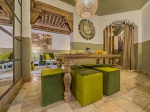comedor con mesa y taburetes verdes en Maison Maria Palmeraie en Marrakech