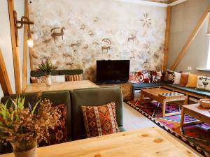 Телевизор и/или развлекательный центр в SilkRoad Guesthouse
