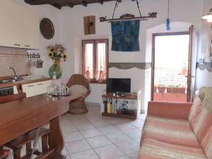 una cucina e un soggiorno con divano e tavolo di Casa Marciana 2 - Isola D'Elba a Marciana