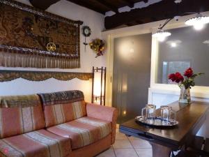 un soggiorno con divano e tavolo di Casa Marciana 2 - Isola D'Elba a Marciana