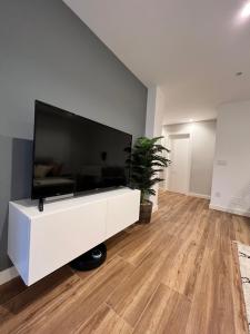 Televízia a/alebo spoločenská miestnosť v ubytovaní Apartamento Arousa Mar
