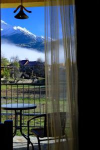 Vista generica sulle montagne o vista sulle montagne dall'interno dell'affittacamere
