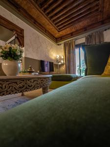 1 dormitorio con cama, sofá y mesa en Maison Maria Palmeraie en Marrakech