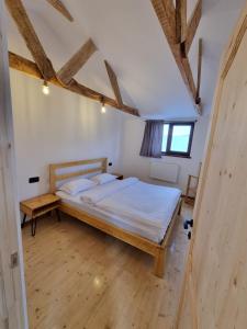 迪利然The Penthouse ,apartment with 2 bedrooms,whole apartment, апартмент целиком的一间卧室配有一张床,铺有木地板 更多16张照片