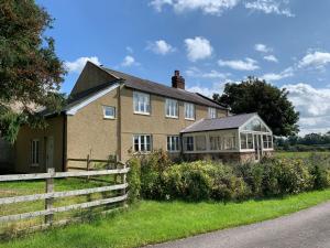 een groot huis met een hek ervoor bij Farmhouse studio near Shrewsbury in Shrewsbury