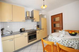 Kuchyň nebo kuchyňský kout v ubytování Apartments Jasmina
