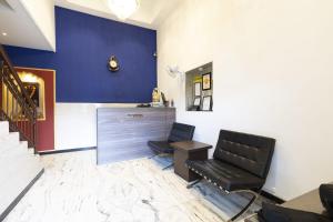 a waiting room with a chair and a door at Hotel Q Deck Rooms - Vile Parle Station and Near to Mumbai Airport in Mumbai