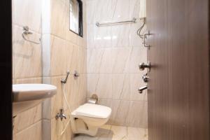 a bathroom with a toilet and a sink at Hotel Q Deck Rooms - Vile Parle Station and Near to Mumbai Airport in Mumbai