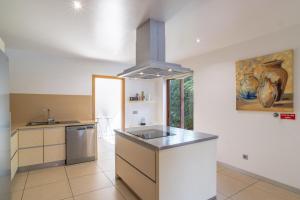 - une cuisine avec un évier et un comptoir dans l'établissement Star Villa with private heated pool in funchal, à Funchal