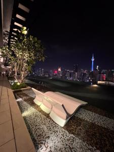 クアラルンプールにあるInfinity Pool KL view Axon residence Bukit Bintang Iconiqueの夜の街のスカイラインの眺め