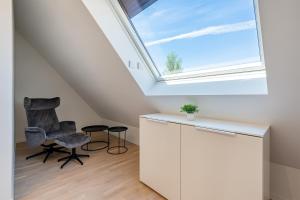 ノルトダイヒにあるJuistの屋根裏部屋(椅子、天窓付)