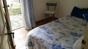 サン・フロランにあるVilla Chiaretta a Mareのベッドルーム1室(ベッド1台付)、スライド式ガラスドアが備わります。