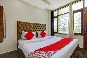 Ein Bett oder Betten in einem Zimmer der Unterkunft OYO Flagship The Green Park Shimla