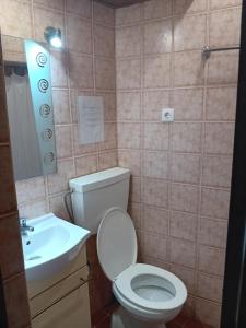 タヴィラにあるT 1 +1 Ref 004のトイレと洗面台付きのバスルーム