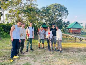 un gruppo di persone che posano per una foto in un campo di Sunrise of Tambopata a Puerto Maldonado
