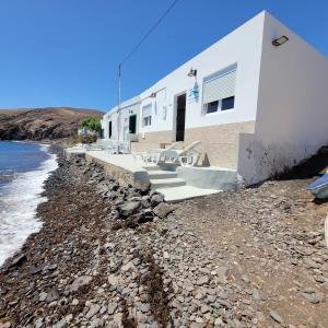 una casa bianca sulla riva della spiaggia di Casa Cetáceo a Playa Quemada