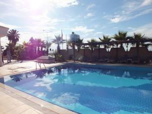 A piscina localizada em Acropol Beach Hotel ou nos arredores