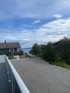 eine Straße, die zu einem Haus mit Blick auf das Wasser führt in der Unterkunft Family house in fantastic surroundings 