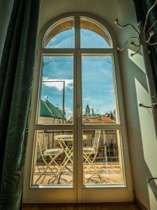 ein offenes Fenster mit Blick auf eine Terrasse in der Unterkunft Hostel Pod Basztą in Lublin