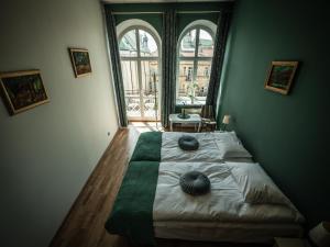 ein Schlafzimmer mit einem Bett mit zwei Sphären darauf in der Unterkunft Hostel Pod Basztą in Lublin