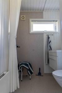 baño con ventana y cortina de ducha en Liljeparken 30, en Otterup