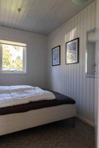 1 dormitorio con cama y ventana en Liljeparken 30, en Otterup