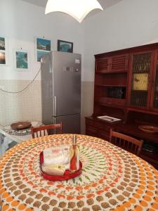 アルゲーロにあるAlghero, casa di Roberto IUN R7417のテーブル付きのキッチン