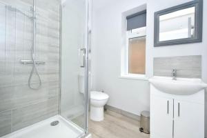 La salle de bains est pourvue d'une douche, d'un lavabo et de toilettes. dans l'établissement Barnstone Villa - By Sigma Stays, à Crewe