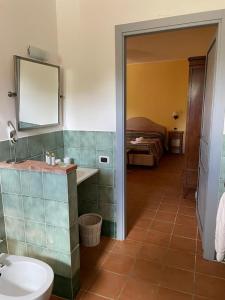 a bathroom with a sink and a mirror at In Campagna in Santa Fiora