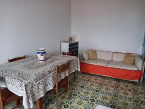 uma sala de estar com uma mesa e um sofá em Montagna - Acerno em Acerno