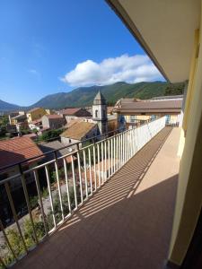 uma varanda com vista para uma cidade em Montagna - Acerno em Acerno