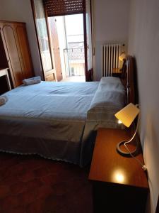 sypialnia z łóżkiem i stołem z lampką w obiekcie Montagna - Acerno w mieście Acerno