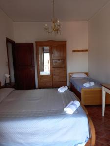 um quarto com 2 camas e um lustre em Montagna - Acerno em Acerno