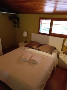 - une chambre avec un grand lit et 2 serviettes dans l'établissement MagHouse, à Cestas