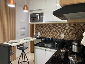 eine Küche mit einer Spüle und einer Arbeitsplatte in der Unterkunft Studio 37 m² Centro Guarulhos in Guarulhos