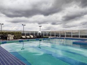 a large swimming pool on top of a building at Studio 37 m² Centro Guarulhos in Guarulhos