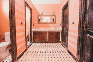 メルズーガにあるTraditional Riad Merzouga Dunesのバスルーム(トイレ、洗面台付)