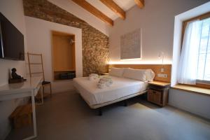 Un dormitorio con una cama y un escritorio y una ventana. en Villa Masia Capdet, en Sant Pere de Ribes 35 fotos más